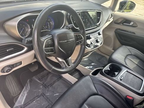 Used 2024 Chrysler Pacifica Touring-L FWD image 11