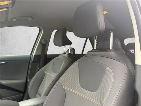 Used 2024 Kia Niro LX image 12