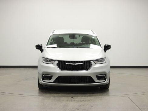 Used 2024 Chrysler Pacifica Touring-L image 3