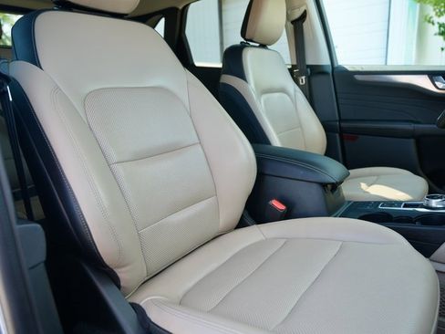 Used 2022 Ford Escape Titanium image 9