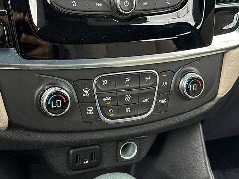 Used 2022 Chevrolet Traverse LS FWD image 28