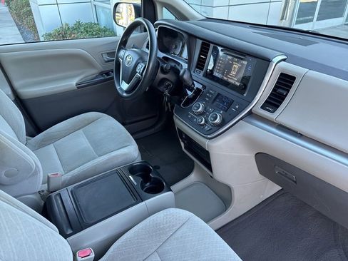 Used 2017 Toyota Sienna LE image 19