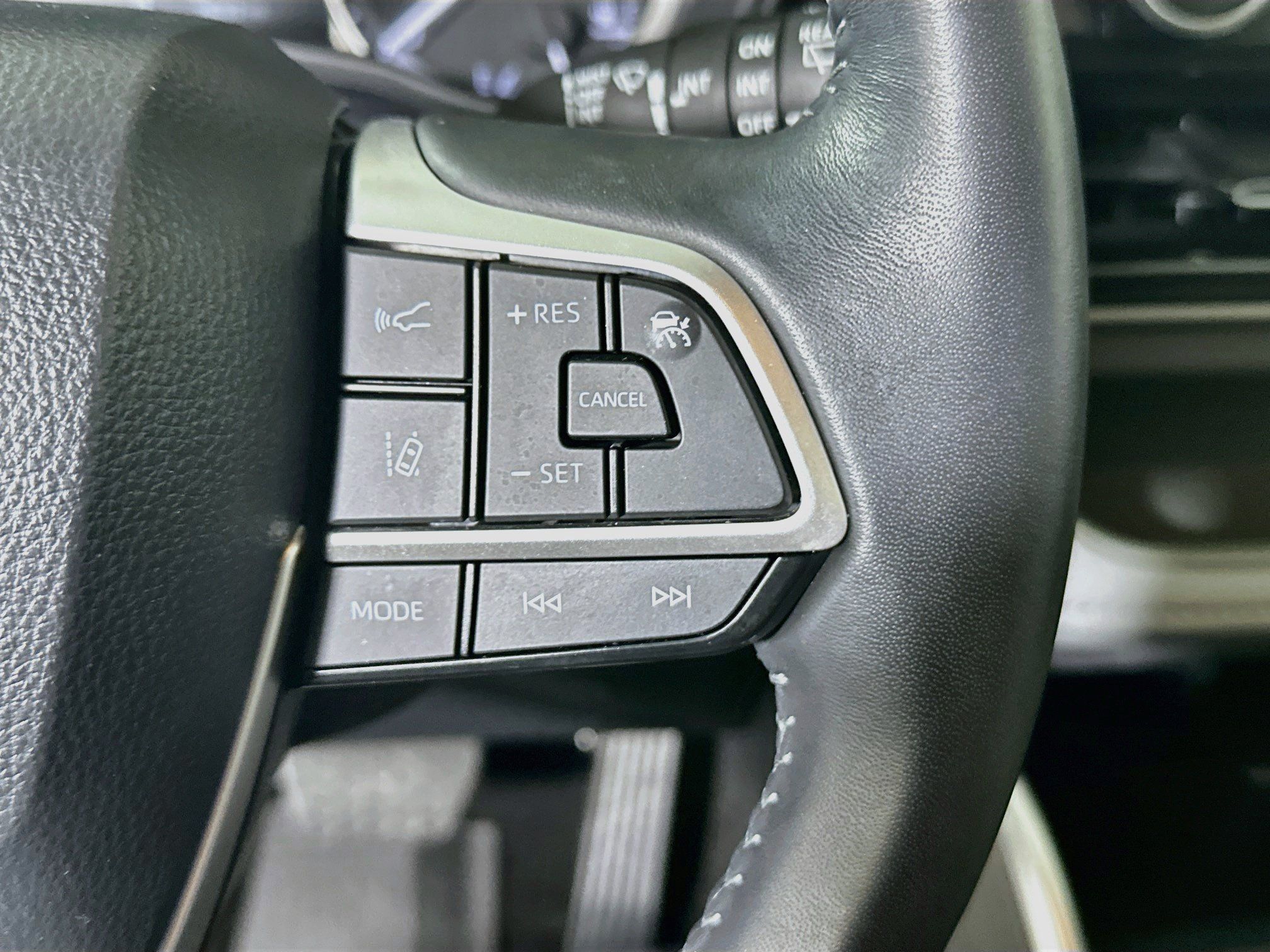Used 2025 Toyota Highlander LE FWD image 17