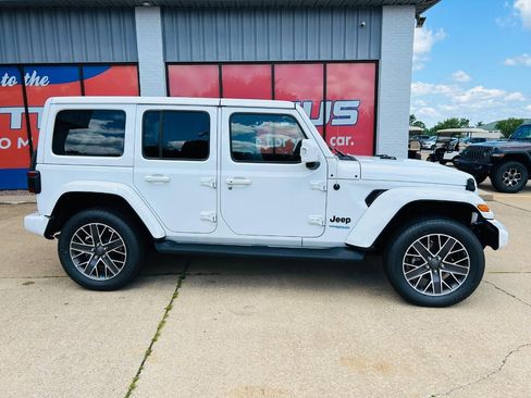 Used 2022 Jeep Wrangler Unlimited Sahara image 5