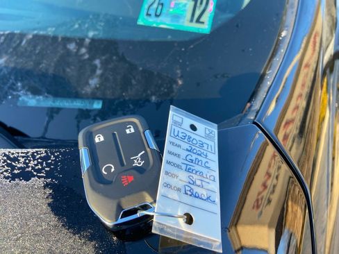 Used 2024 GMC Terrain SLT image 34