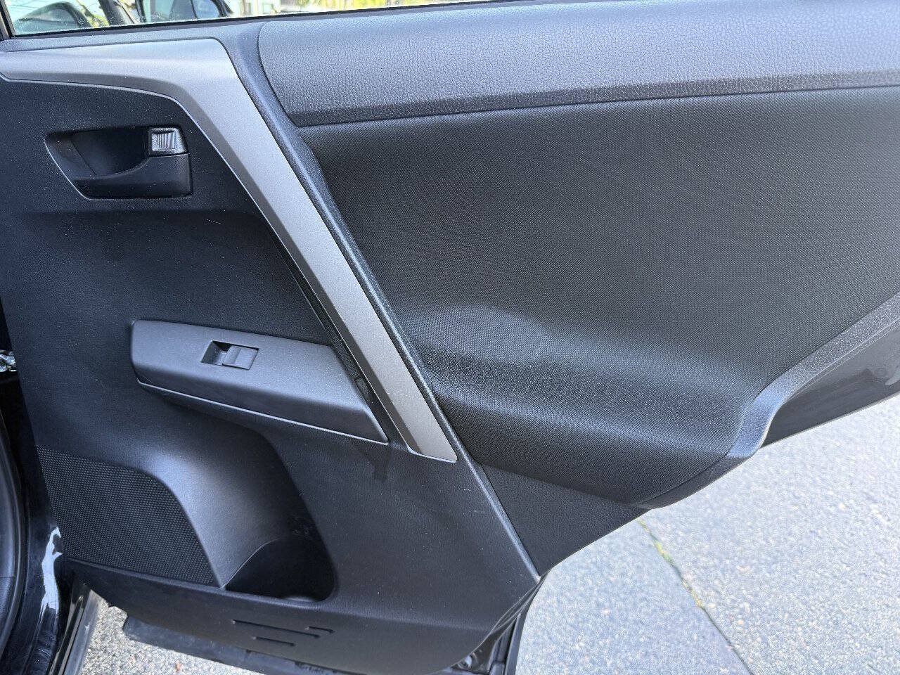 Used 2017 Toyota RAV4 LE w/ Carpet Mat Package AWD/4WD image 22