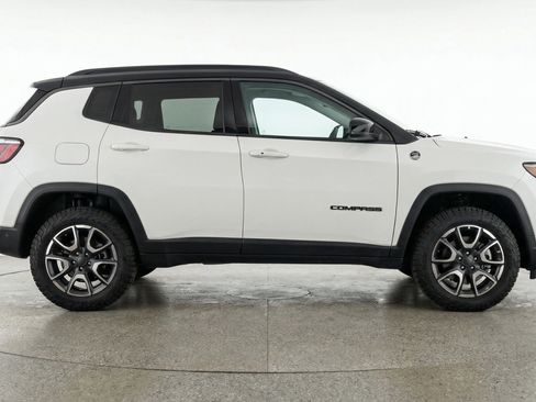 Used 2025 Jeep Compass Trailhawk AWD/4WD image 11
