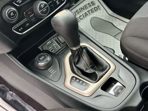 Used 2016 Jeep Cherokee Latitude w/ Comfort/Convenience Group image 19