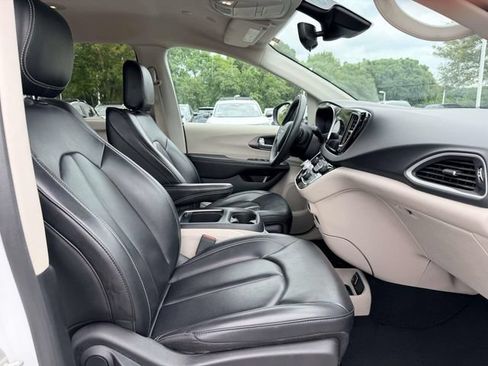 Used 2023 Chrysler Pacifica Touring-L FWD image 10