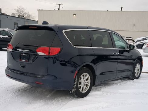 Used 2017 Chrysler Pacifica Touring image 14