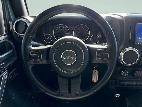 Used 2015 Jeep Wrangler Unlimited Sahara w/ Connectivity Group AWD/4WD image 15