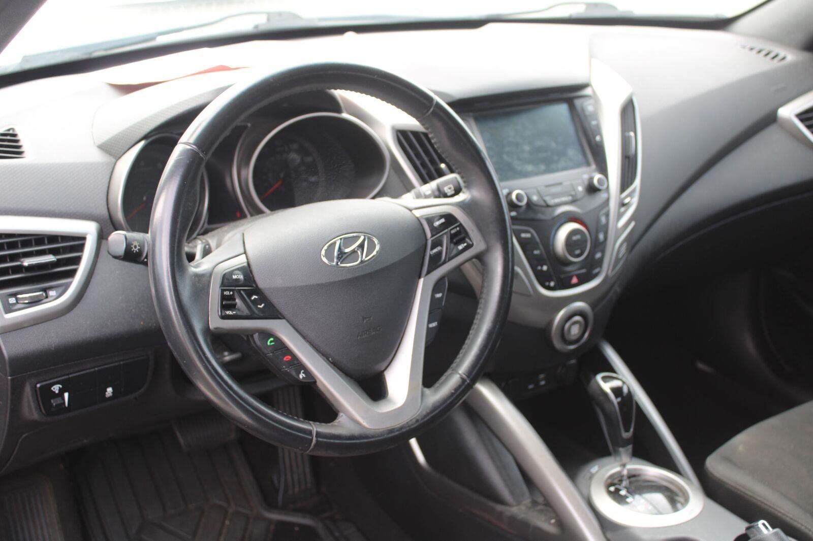 Used 2017 Hyundai Veloster Value Edition FWD image 9