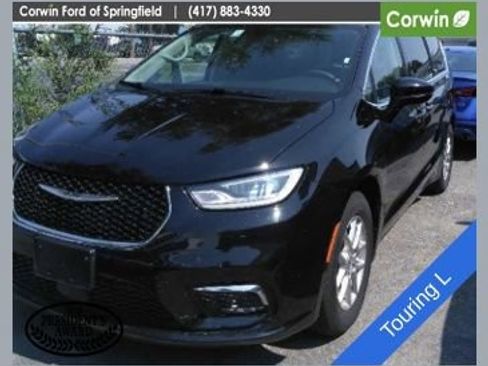 Used 2024 Chrysler Pacifica Touring-L FWD image 1