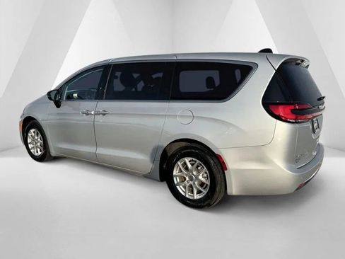 Used 2024 Chrysler Pacifica Touring-L image 5