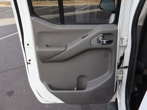 Used 2011 Nissan Frontier SL w/ Moonroof Pkg image 25