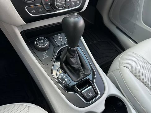 Used 2019 Jeep Cherokee Limited AWD/4WD image 26