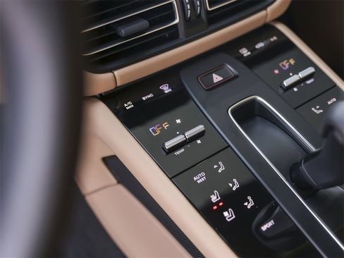 Used 2025 Porsche Macan image 24