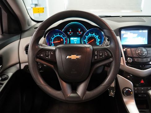 Used 2015 Chevrolet Cruze LT image 9