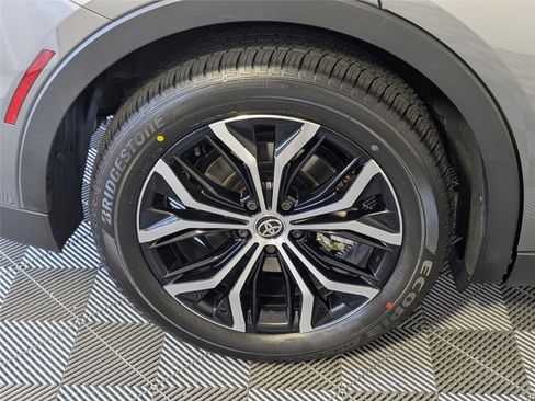 Used 2023 Toyota Crown Limited image 8