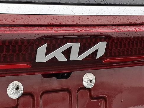 Used 2023 Kia Carnival LX image 30