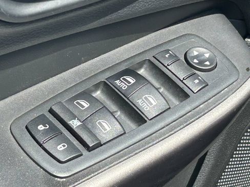 Used 2019 Jeep Cherokee Latitude Plus w/ Comfort/Convenience Group AWD/4WD image 28