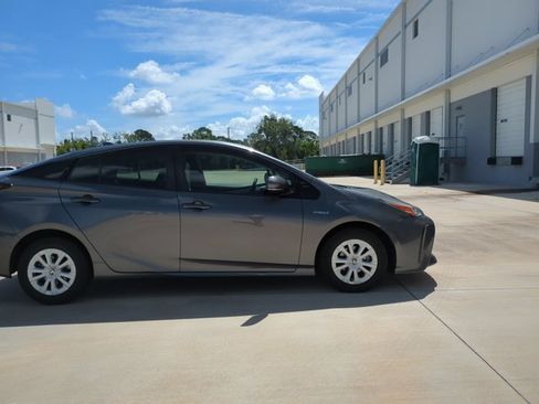 Certified 2019 Toyota Prius LE FWD image 4