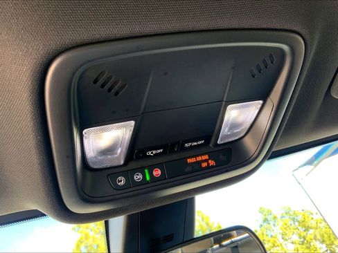 Used 2022 Chevrolet Traverse LS image 30