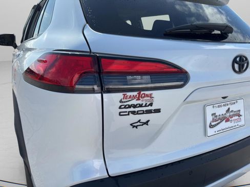Used 2022 Toyota Corolla Cross XLE w/ Convenience Package image 7