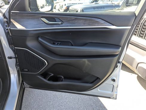 Used 2021 Jeep Grand Cherokee L Limited image 37