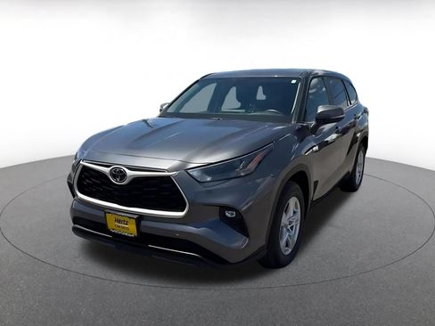 Used 2025 Toyota Highlander LE FWD image 7
