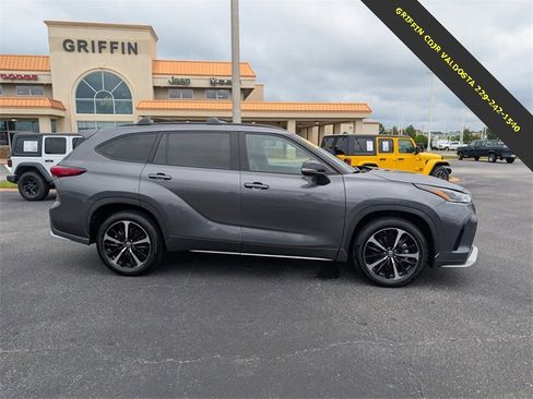 Used 2021 Toyota Highlander XSE image 3