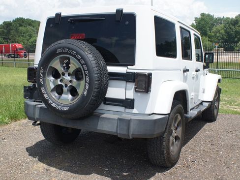 Used 2018 Jeep Wrangler Unlimited Sahara w/ Connectivity Group AWD/4WD image 5