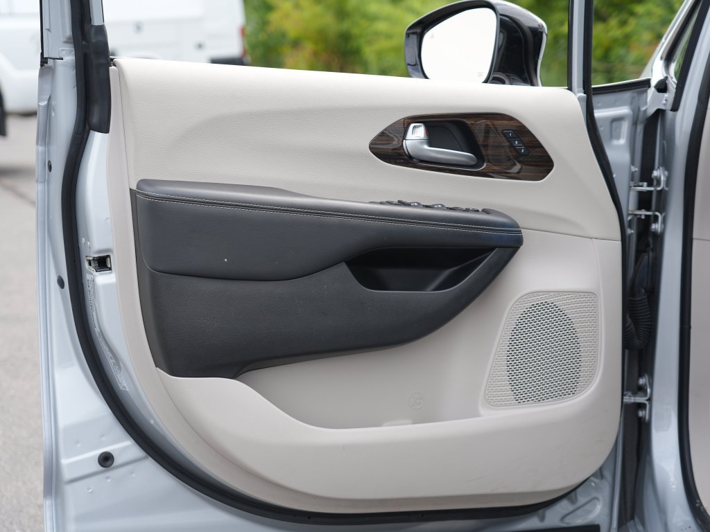 Used 2024 Chrysler Pacifica Limited FWD image 14