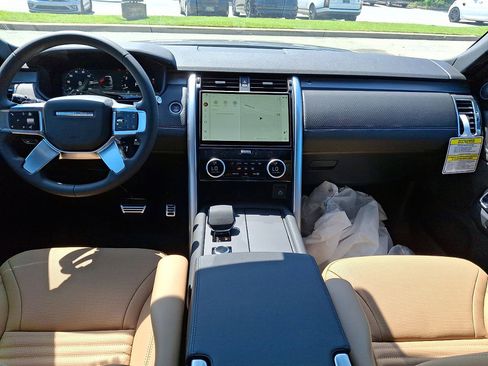 Certified 2025 Land Rover Discovery Dynamic SE AWD/4WD image 10