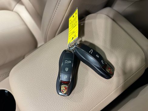 Used 2025 Porsche Macan image 38