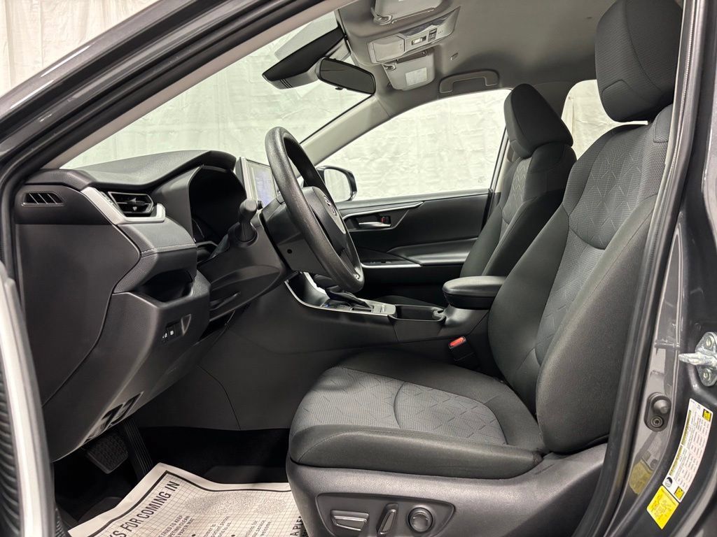 Used 2025 Toyota RAV4 XLE AWD/4WD image 14