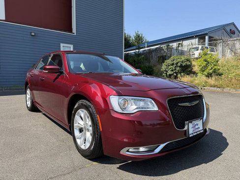 Used 2016 Chrysler 300 Limited RWD image 2