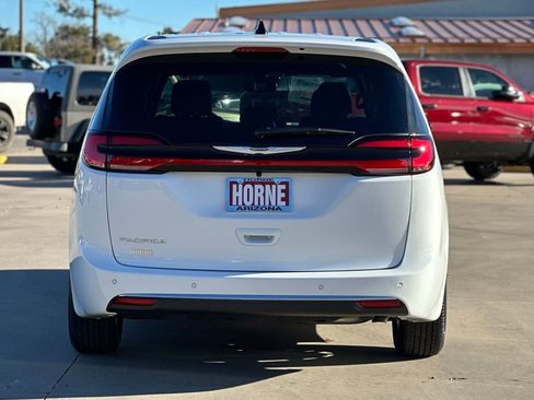 New 2026 Chrysler Pacifica Select image 4
