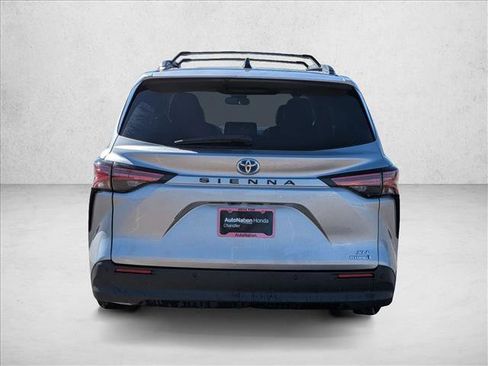 Used 2021 Toyota Sienna XLE image 6