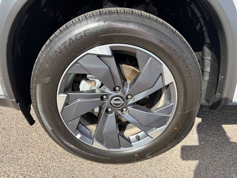 Used 2025 Nissan Rogue SV FWD image 32