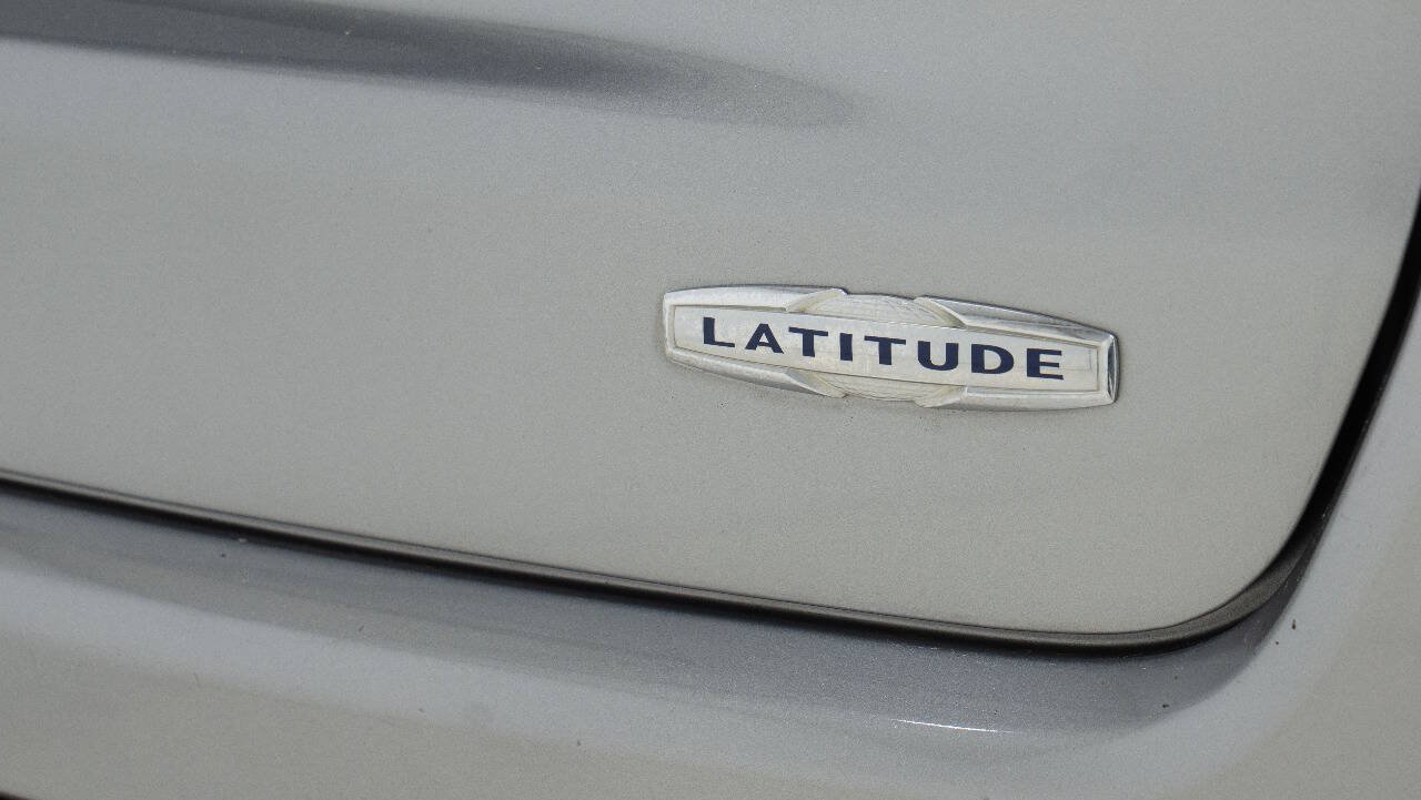 Used 2017 Jeep Compass Latitude w/ Popular Equipment Group FWD image 16