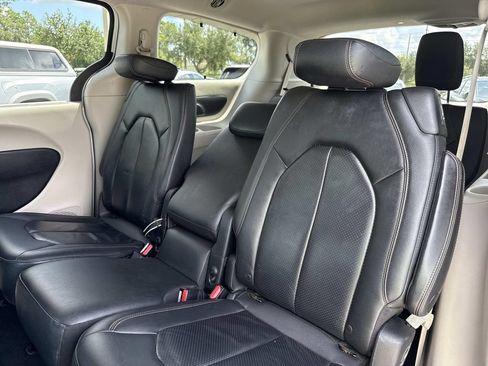 Used 2018 Chrysler Pacifica Touring-L w/ Tire & Wheel Group FWD image 13