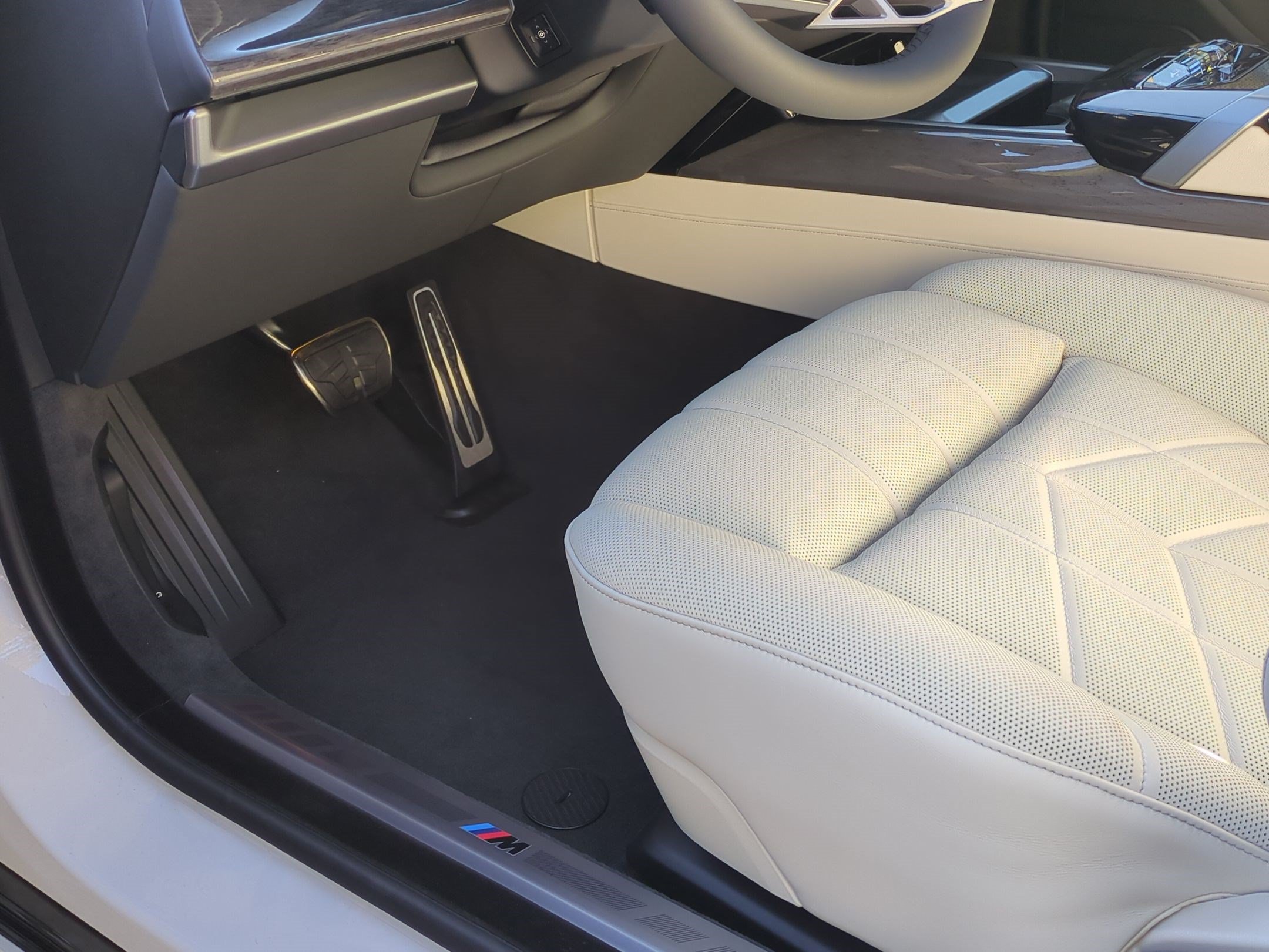 New 2027 BMW 740i w/ Executive Package RWD image 16