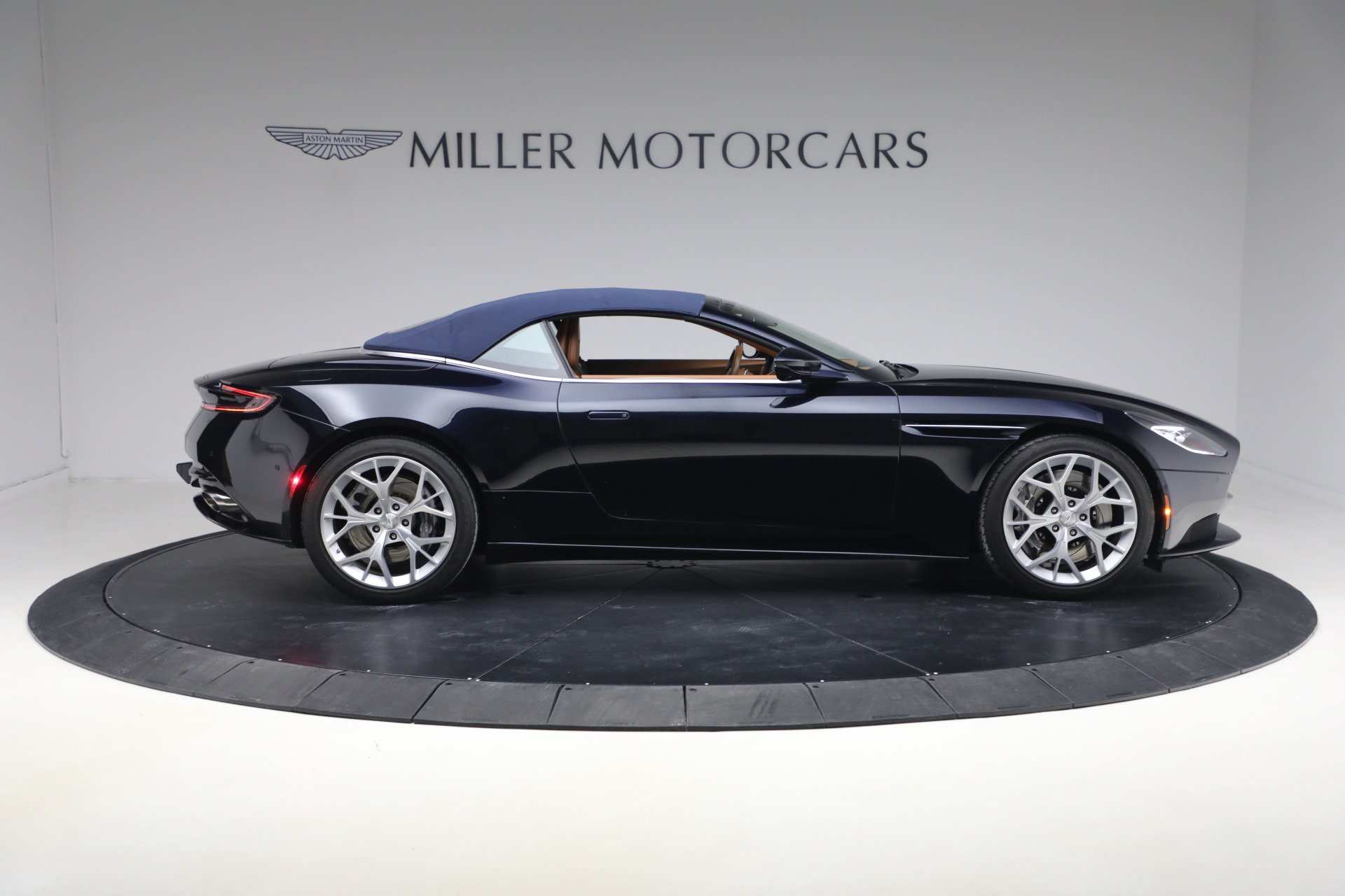 Used 2019 Aston Martin DB11 Volante RWD image 21