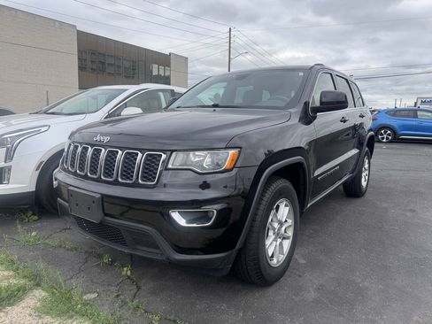 Used 2018 Jeep Grand Cherokee Laredo AWD/4WD image 2