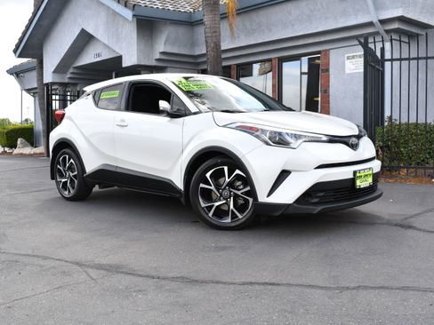 Used 2019 Toyota C-HR XLE FWD image 2