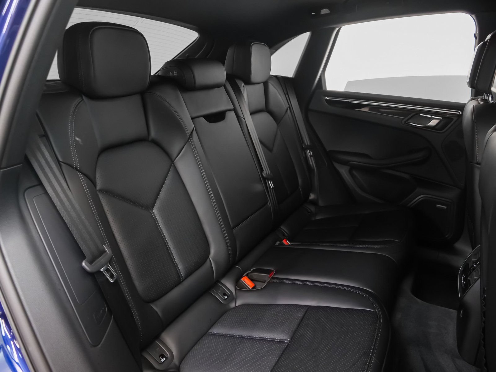 Certified 2025 Porsche Macan AWD/4WD image 24
