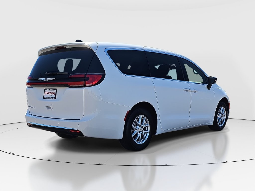 Used 2024 Chrysler Pacifica Touring-L FWD image 5