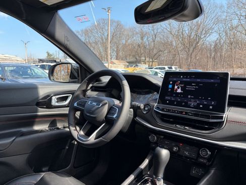 Used 2025 Jeep Compass Trailhawk image 33