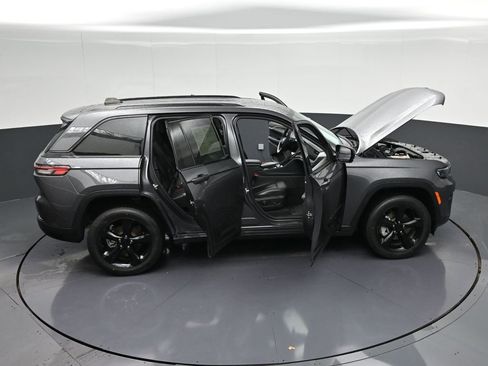 Used 2024 Jeep Grand Cherokee Limited w/ Black Appearance Package AWD/4WD image 43